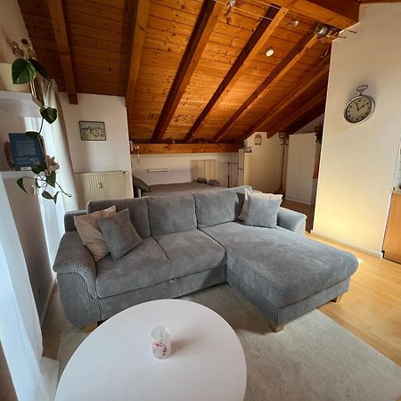 Gemuetliche Dachgeschosswohnung Mit Balkon Ainring Extérieur photo