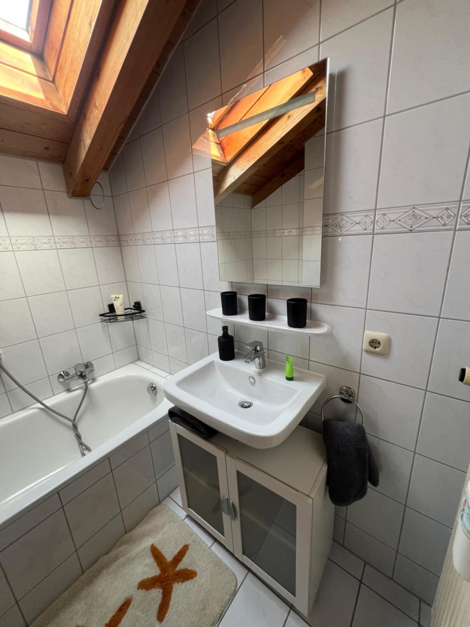 Gemuetliche Dachgeschosswohnung Mit Balkon Ainring Extérieur photo